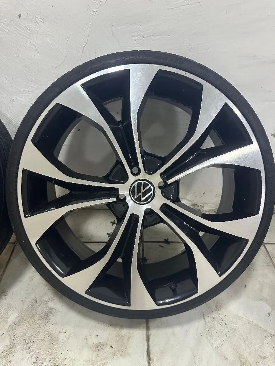 Vendo Aro 20. Com pneu.