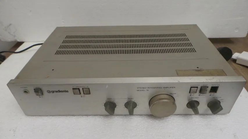 GRADIENTE AMPLIFICADOR MODELO 76 PRECISANDO REPAROS