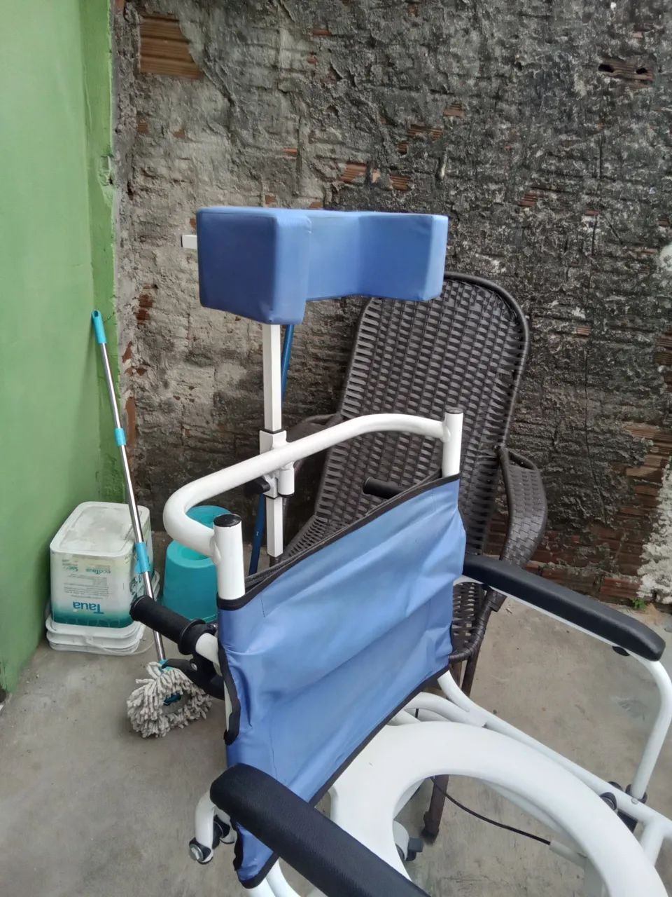 Vendo cadeira de banho reclinável usado apenas 2 vezes - Foto 3