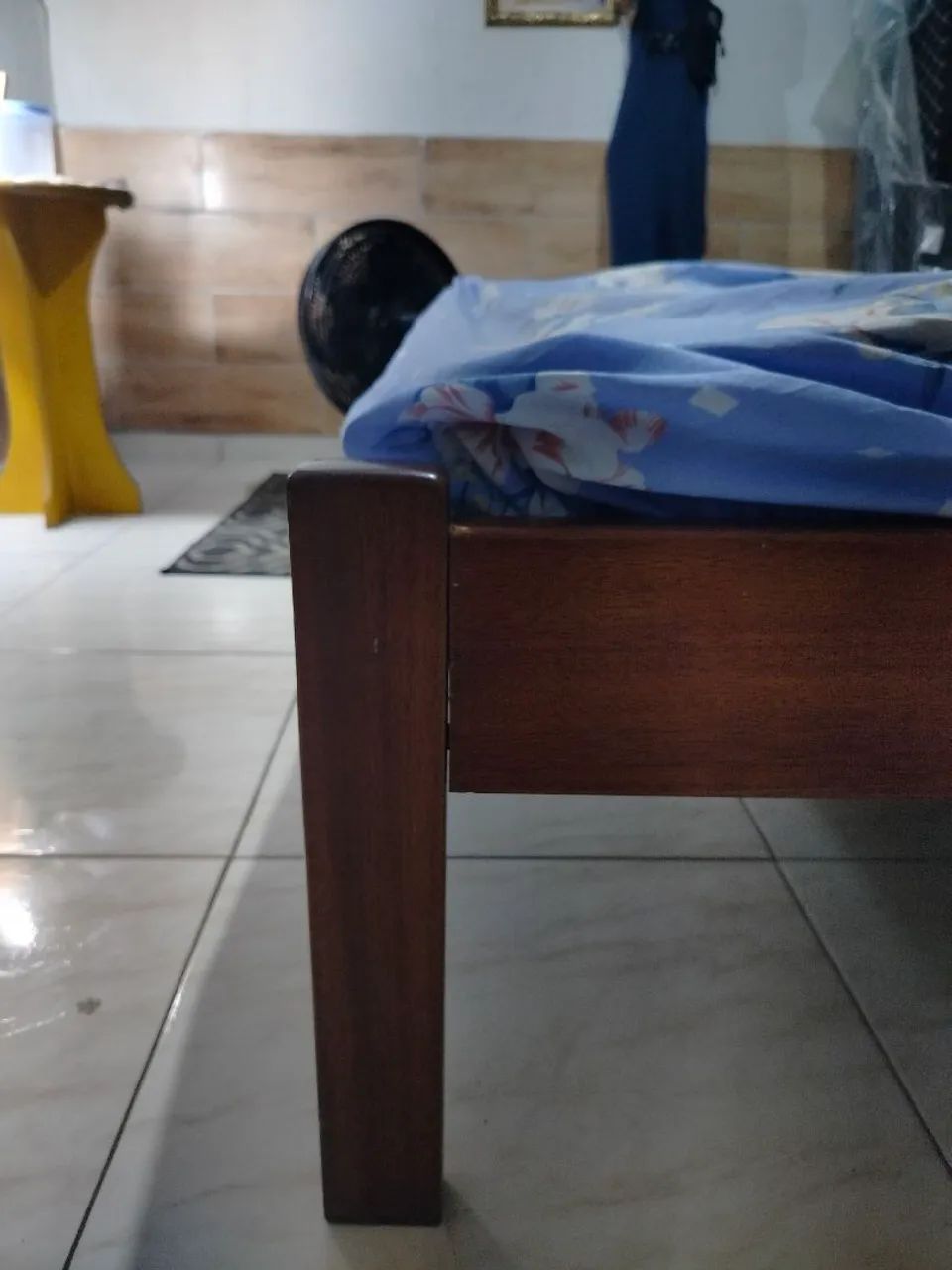 Cama de madeira pura e nobre de solteiro com colchão  - Foto 3