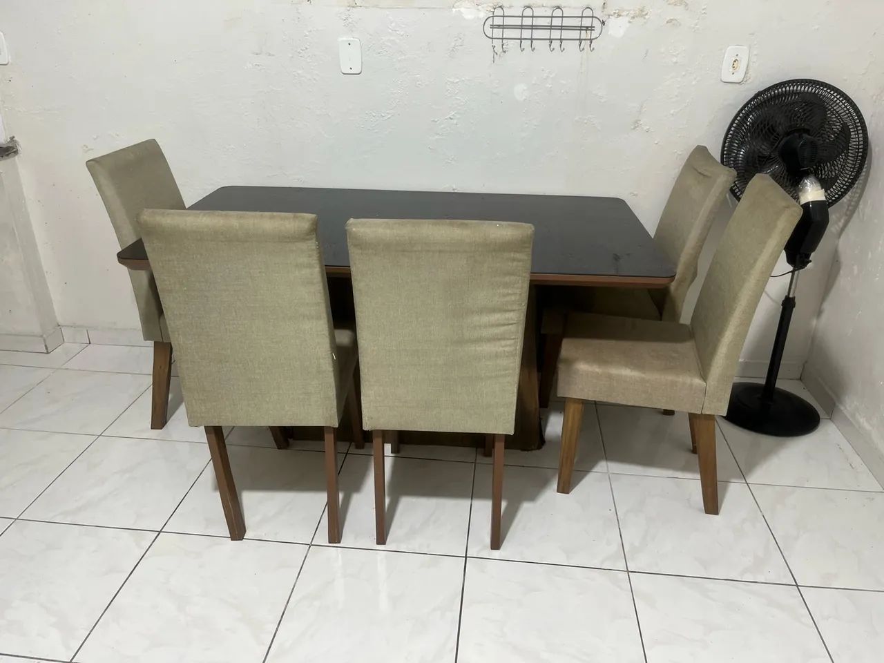 Mesa com 05 cadeiras 
