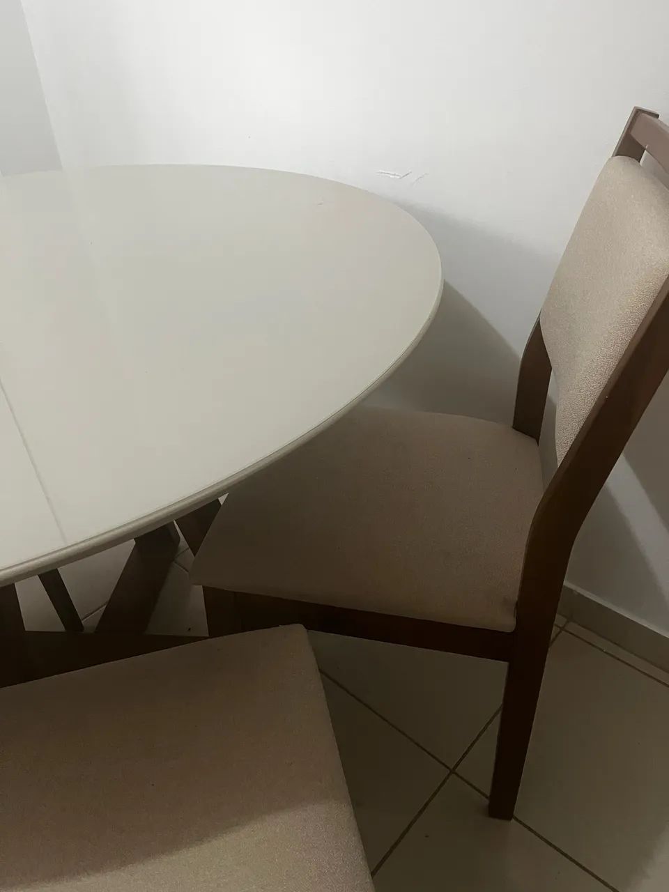 MESA com CADEIRAS QUASE NUNCA USADA  - Foto 2