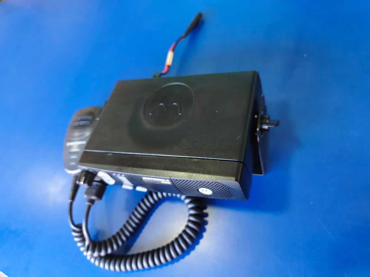 Rádio Motorola EM200 VHF Com PTT e Suporte  - Foto 2