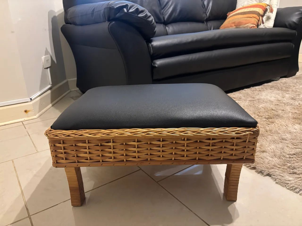 Conjunto de dois sofás + banco de brinde  - Foto 5
