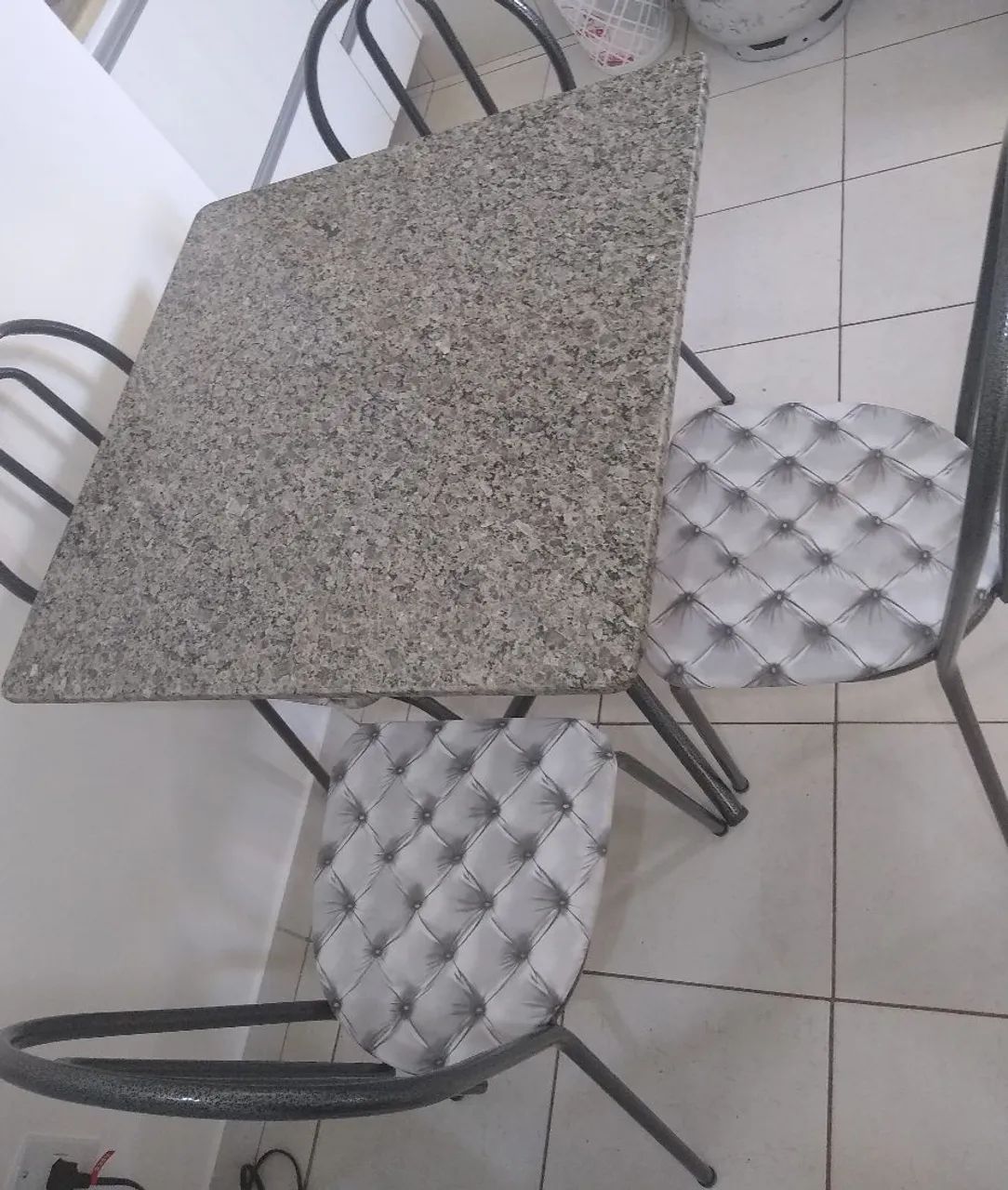 Mesa com 4 cadeiras 