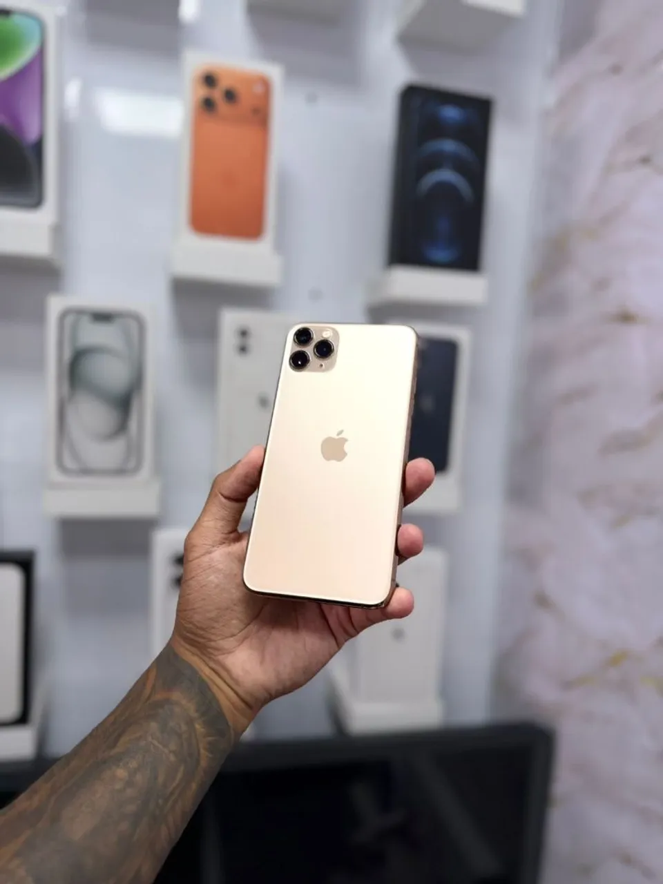IPHONE 11 PRO MAX 64GB GOLD<br>R$ 1.650,00 - Celulares e