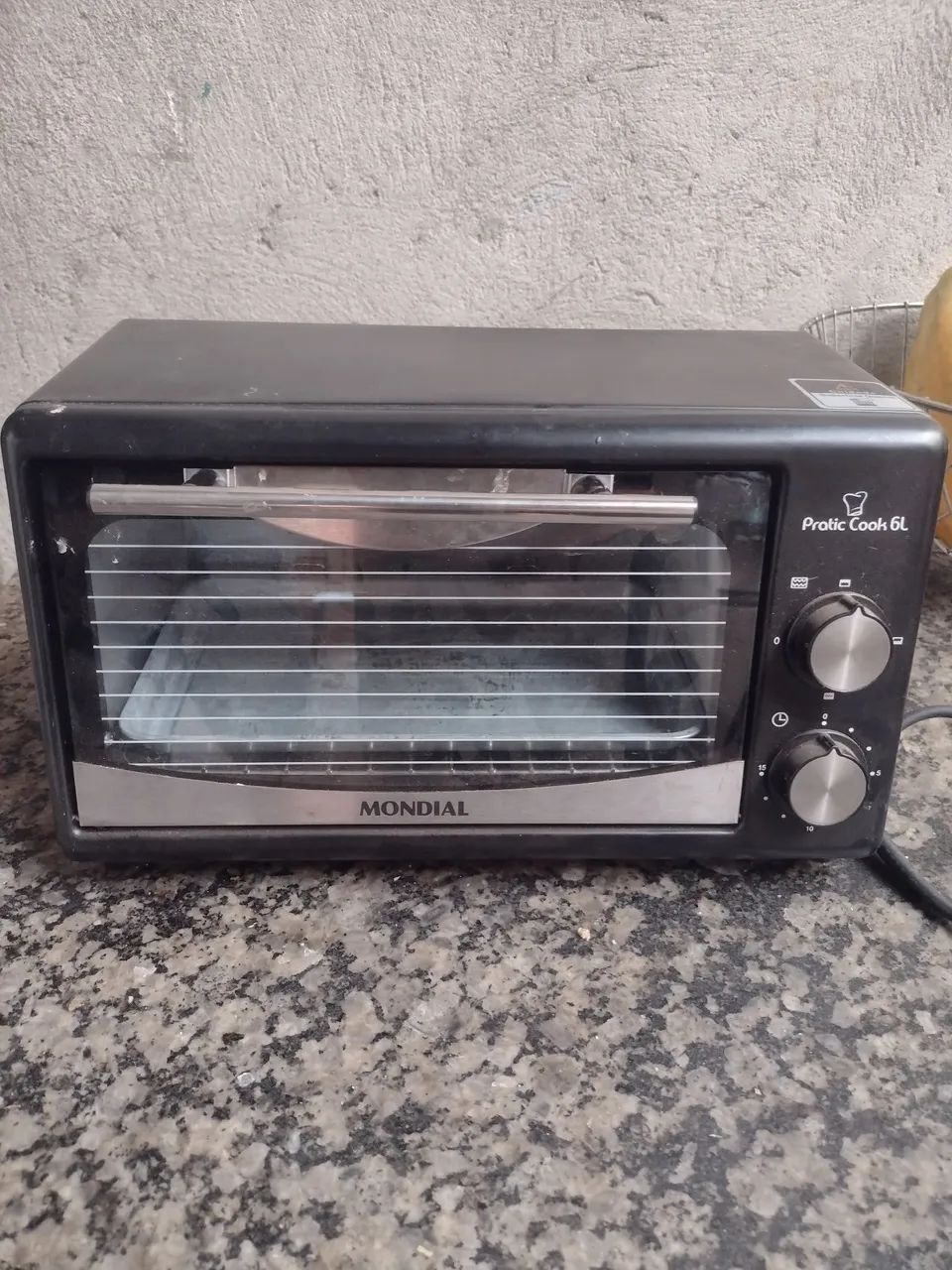 Forninho elétrico pequeno funcionando perfeitamente