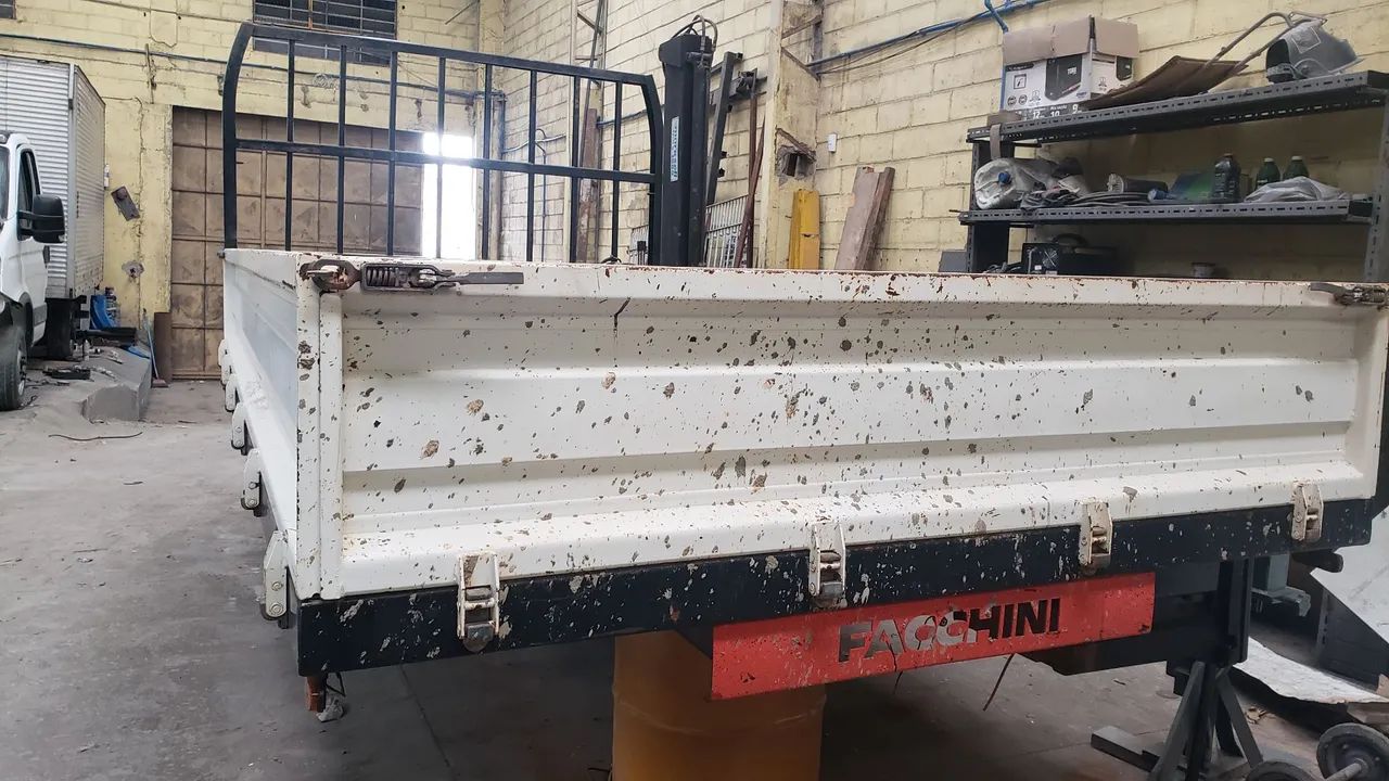 Carroceria de ferro com munck elétrico  - Foto 2