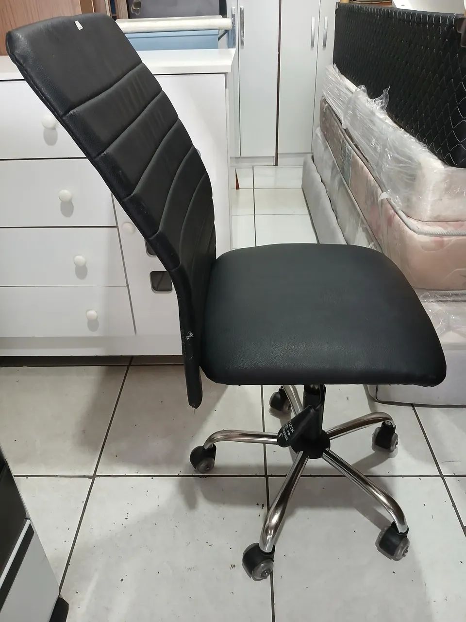 Cadeira hidráulica e giratória reformada  - Foto 2