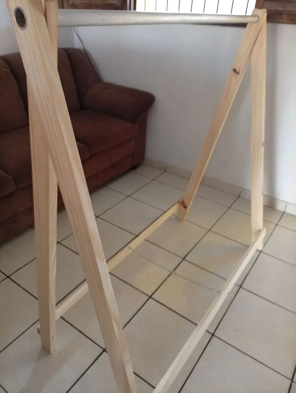Arara para roupas (ótimo estado) + 55 cabides - Foto 3