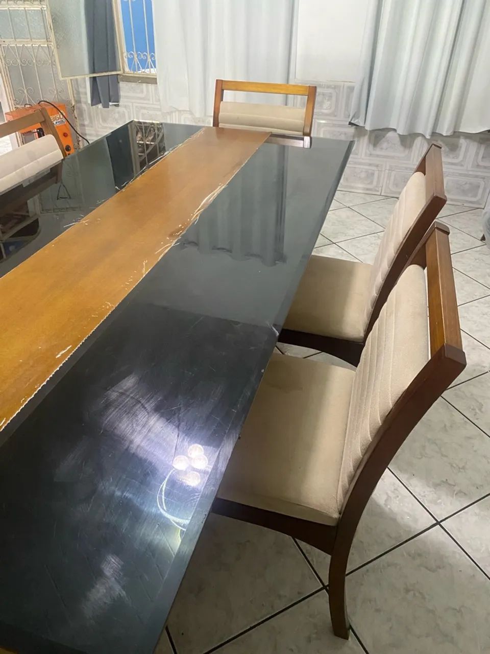 Mesa grande com 6 cadeiras estofadas  - Foto 4