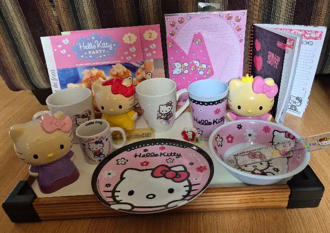03 BONECAS HELLO KITTY + DIVERSOS PRODUTOS HELLO KITTY. 