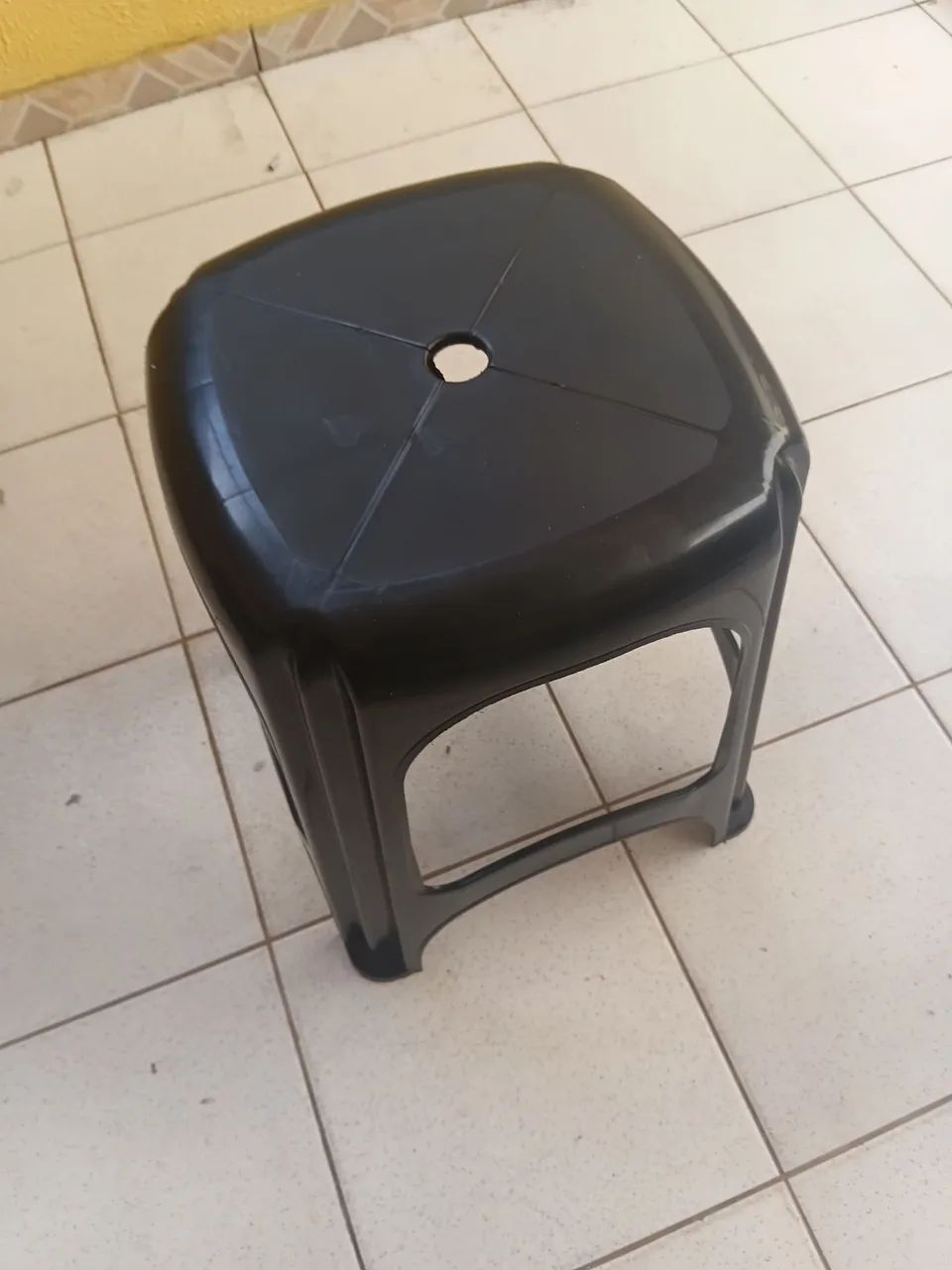 Vendo 2 bancos de plástico novos  - Foto 2