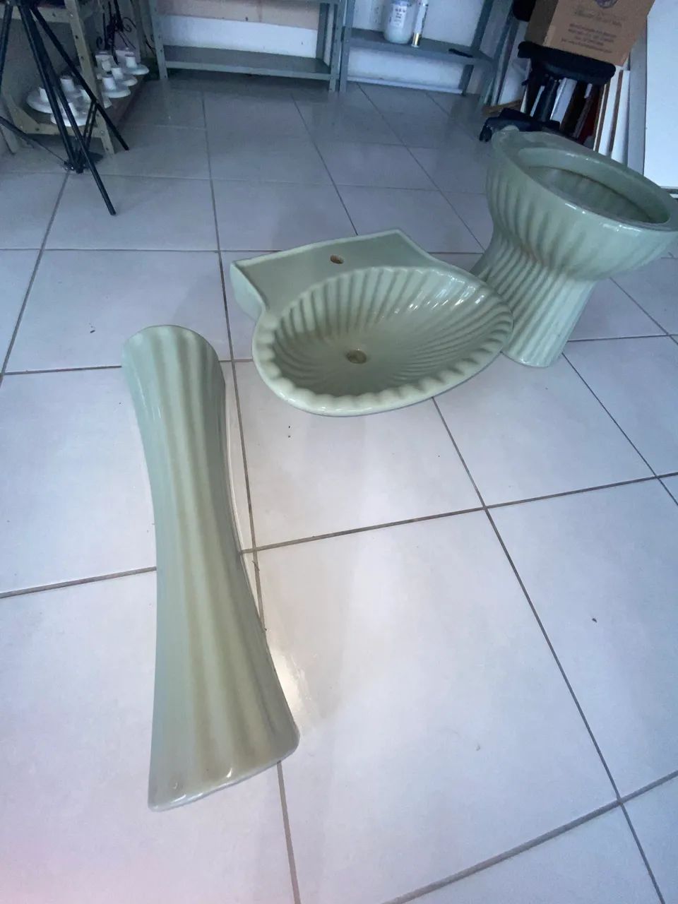 conjunto de louça sanitária retrô em formato de concha. É 
