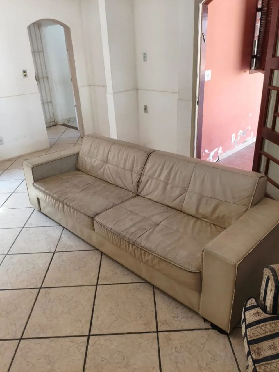 Sofá de couro 4 lugares - Bege  - Foto 2