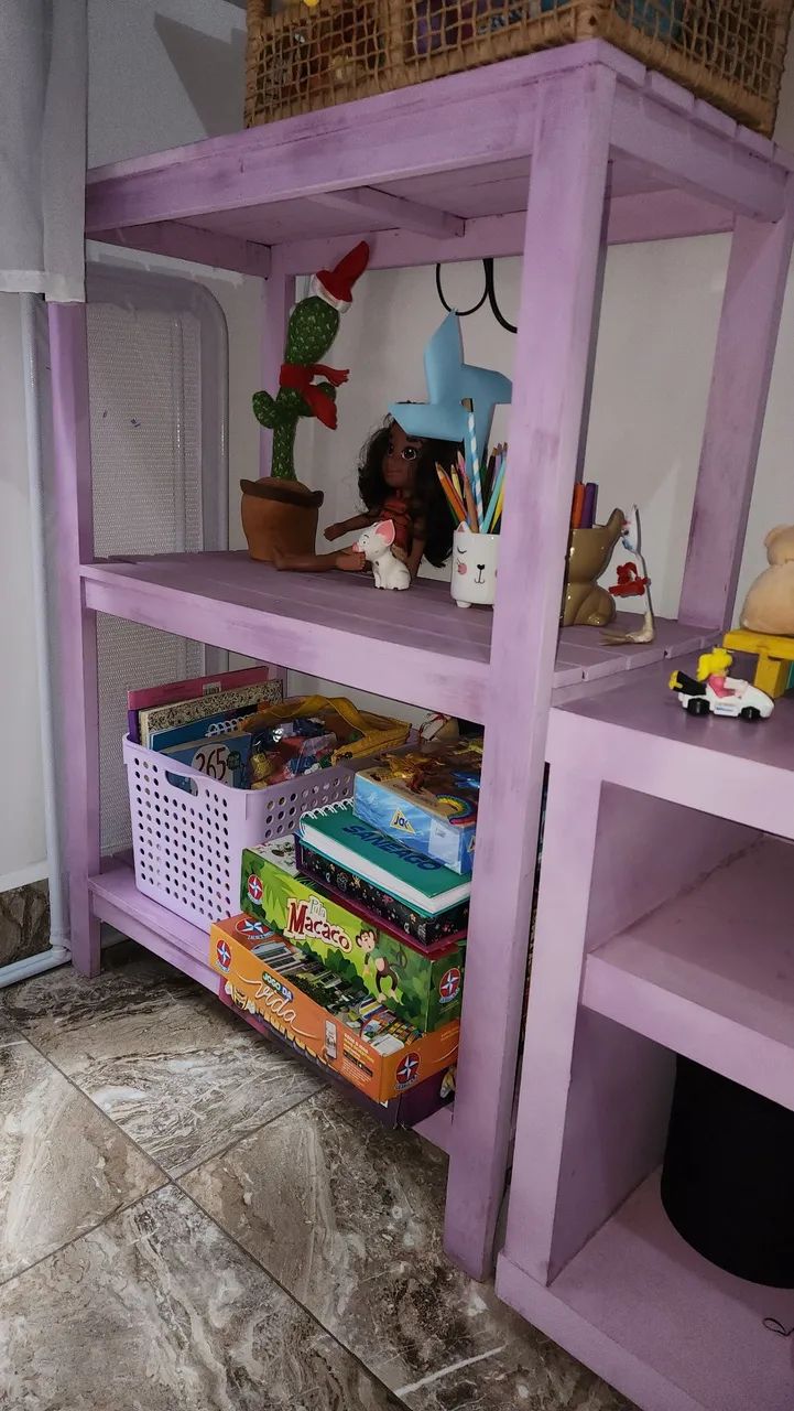 Prateleira e mesa de cabeceira 