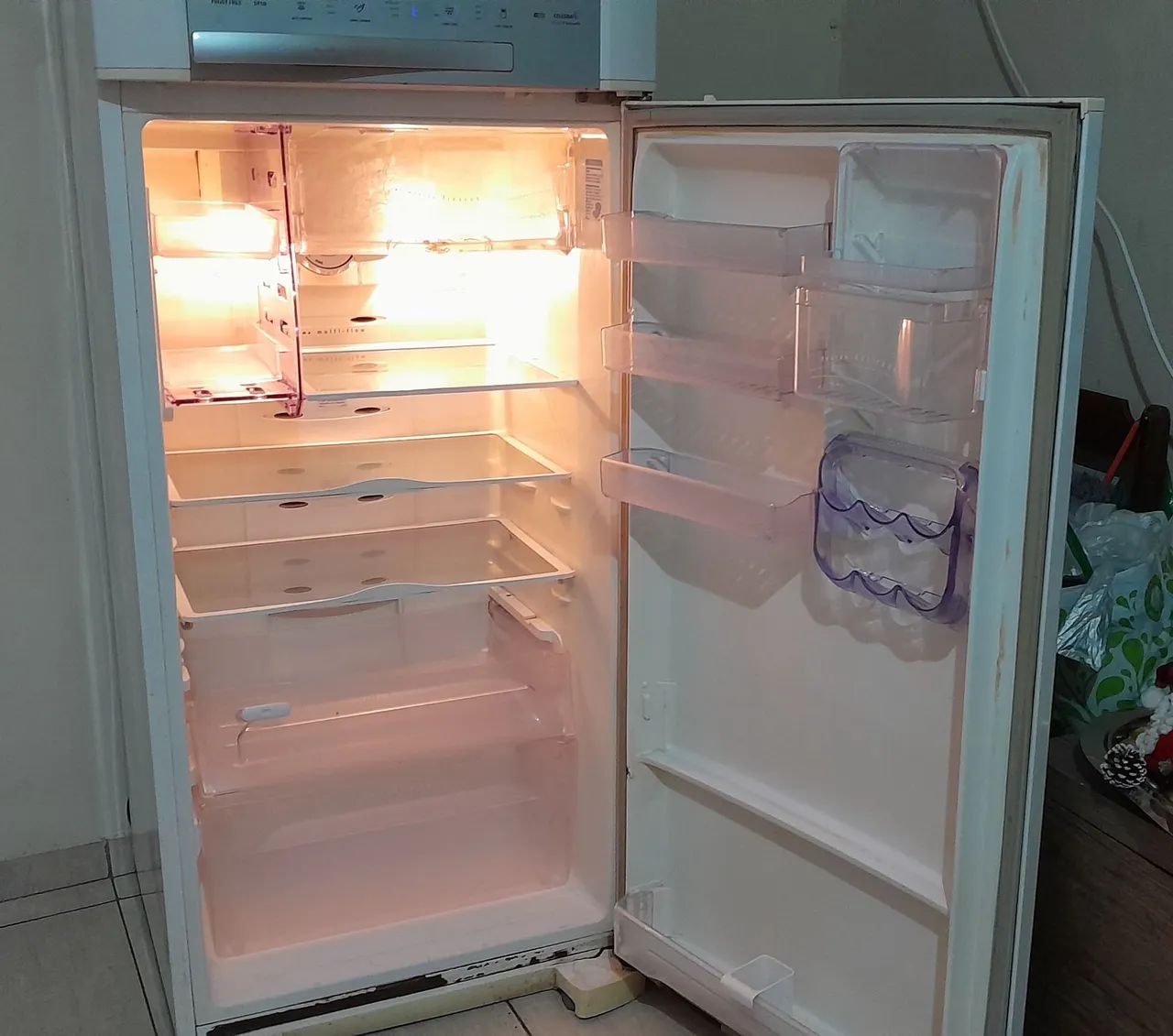 Vendo geladeira Electrolux em bom estado  - Foto 3
