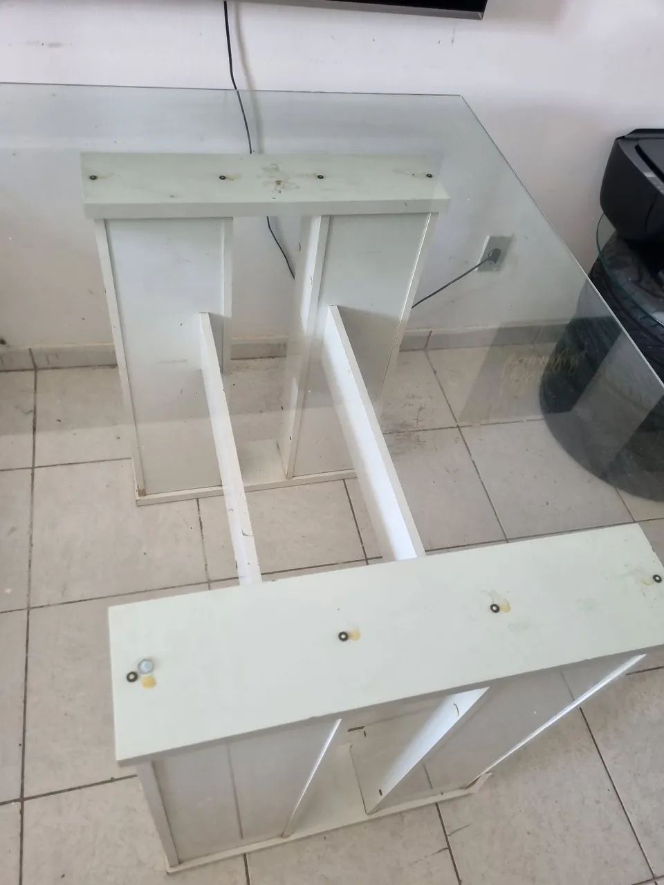 Mesa de jantar, com vidro incolor com a base branca