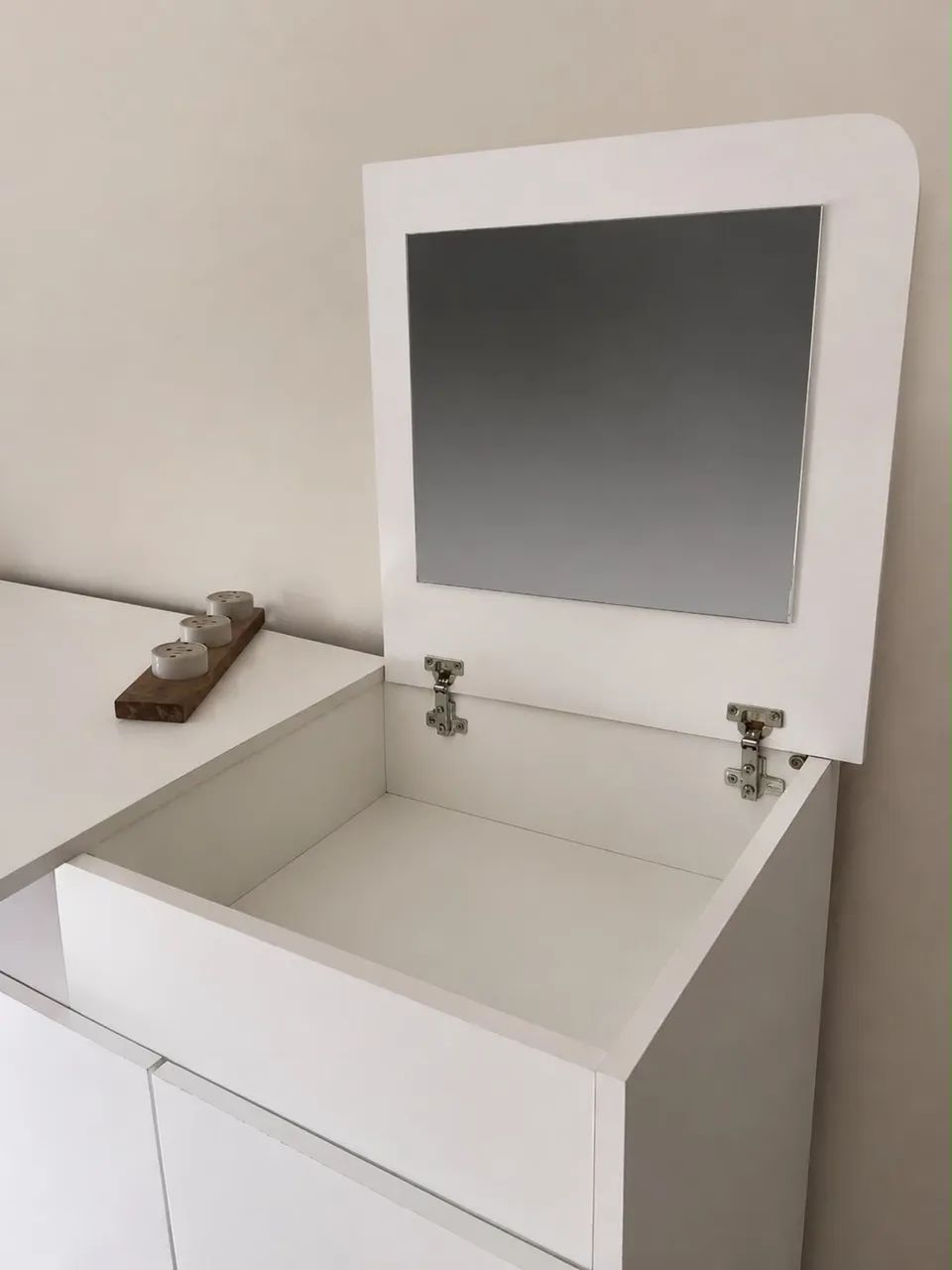 Cômoda Branca com espelho 