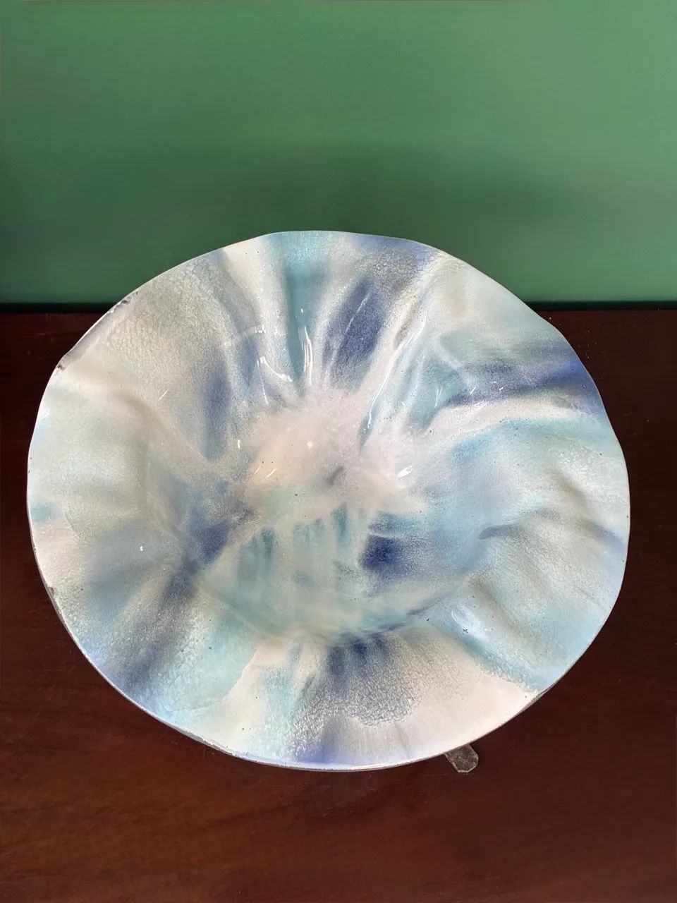 Centro de mesa com vidro pintado em tons de azul e branco + base de ferro - Foto 5