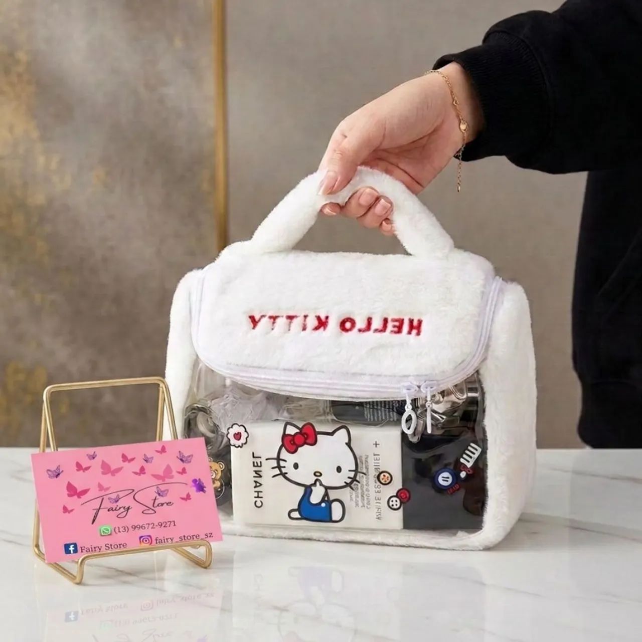 Necessaire Hello Kitty Premium Transparente e com Detalhe em Pelúcia - Foto 4