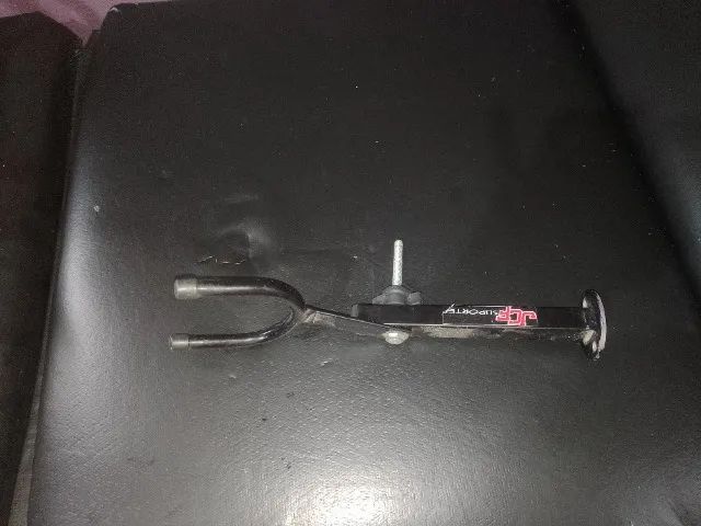 cavalete para guitarra e pindurador de violão o lote  - Foto 5