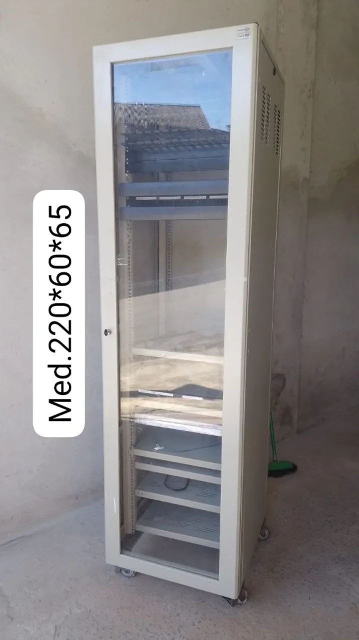Rack servidor com bandejas e chave 