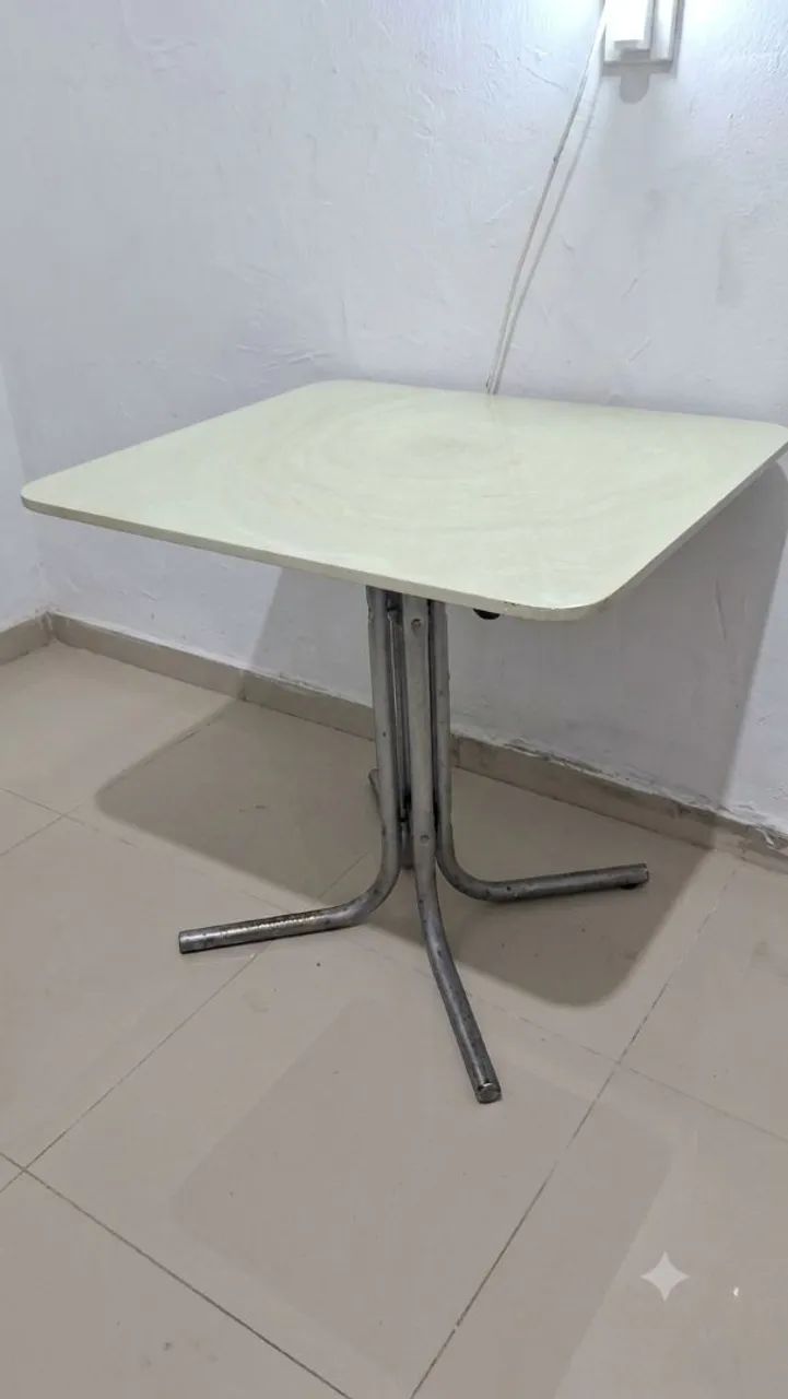 Mesa com tampo de cerâmica 