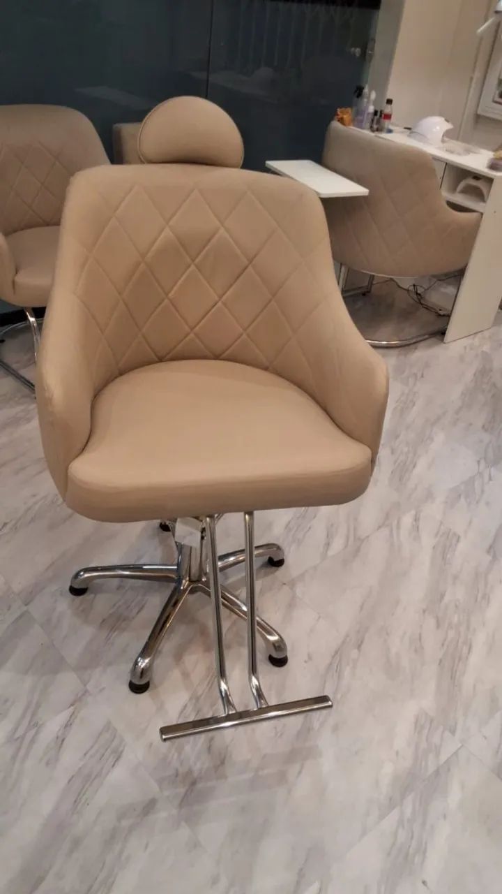 Cadeira de Cabeleireiro Hidráulica Bege - Praticamente Sem Uso - Foto 2
