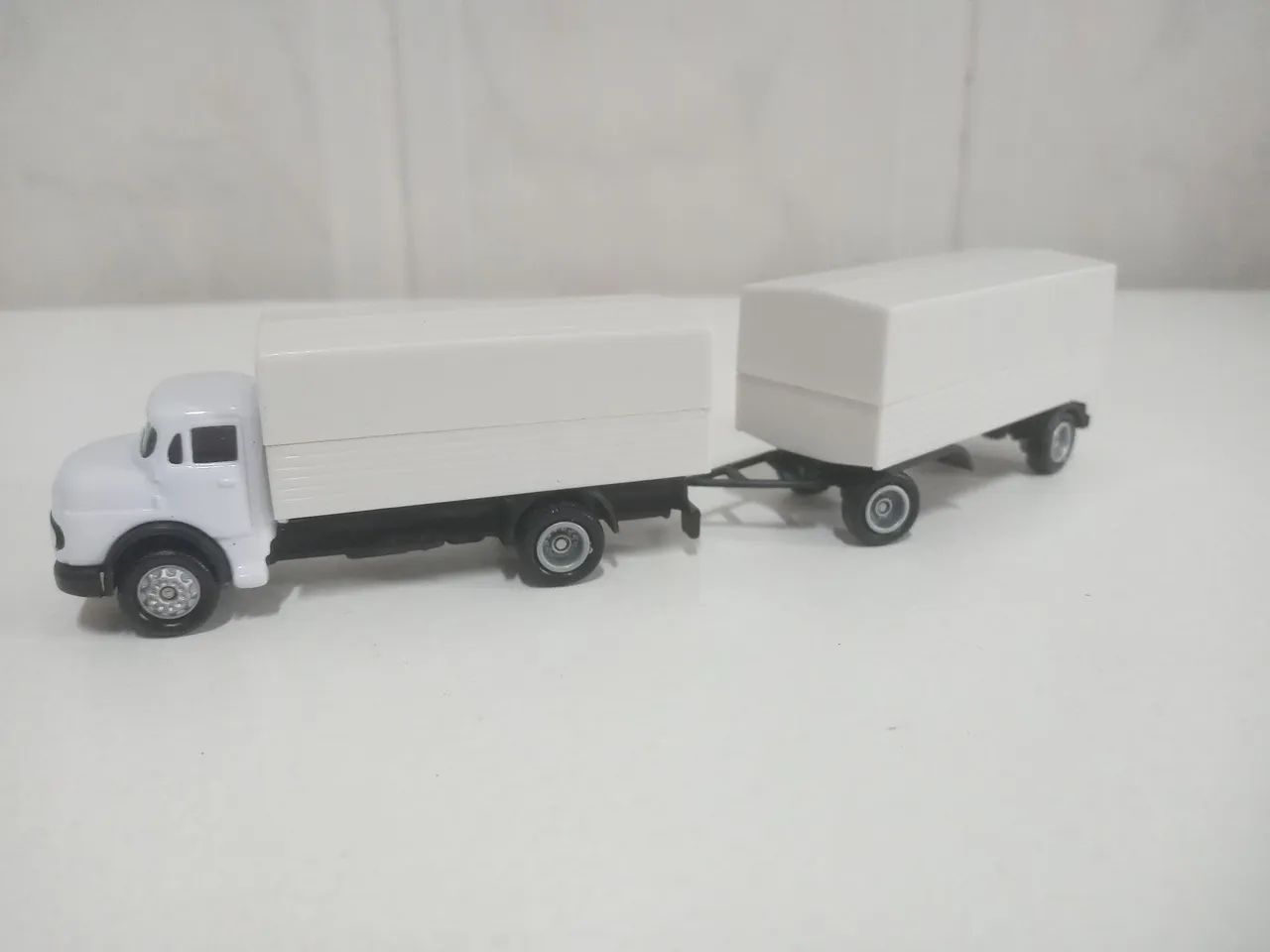 Miniatura de caminhão Mercedes Benz
