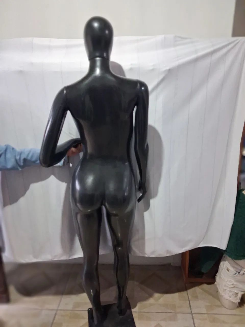 Vendo Manequim  C/ Base C/ 3 Braços  - Foto 3