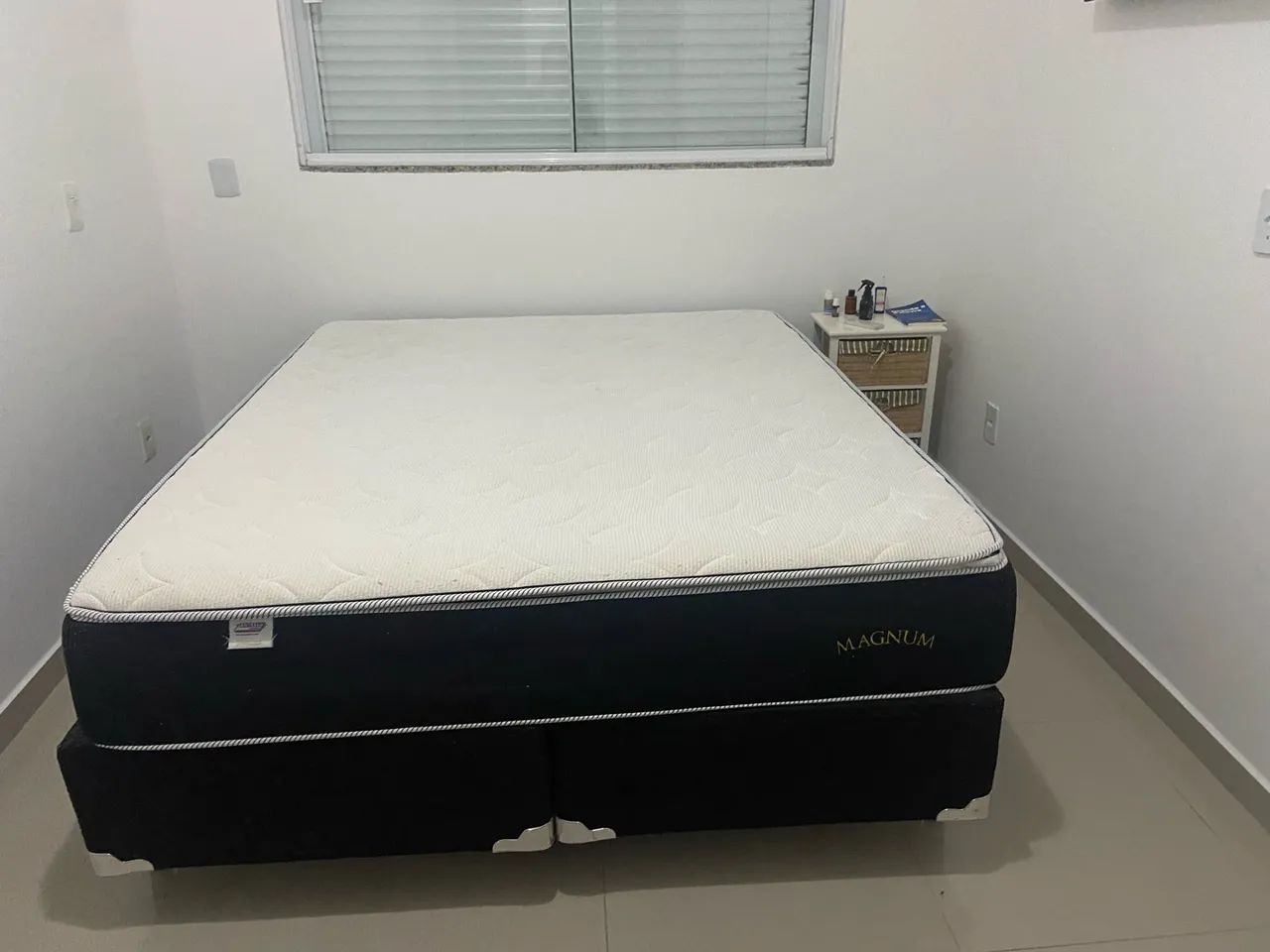 Cama box queen em perfeito estado 