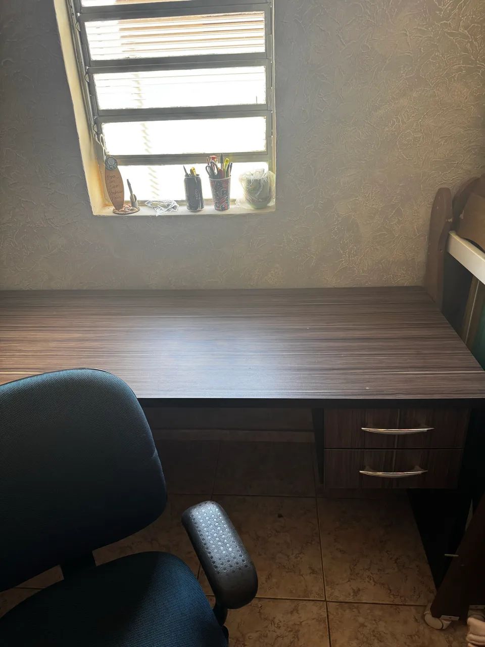 Mesa em L e cadeira - Foto 4