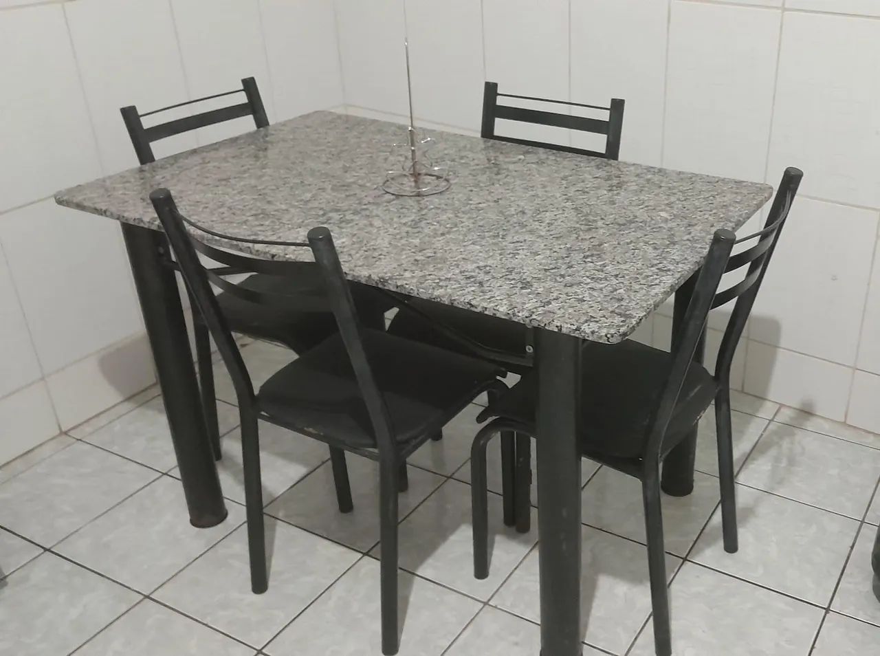 Linda Mesa com 4 Cadeiras 