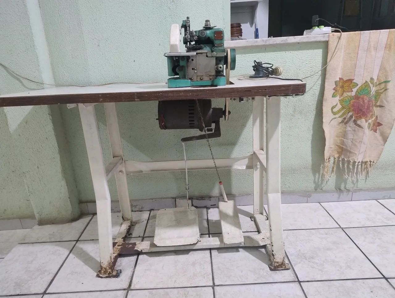 Marquina de overlock com mesa - Foto 2