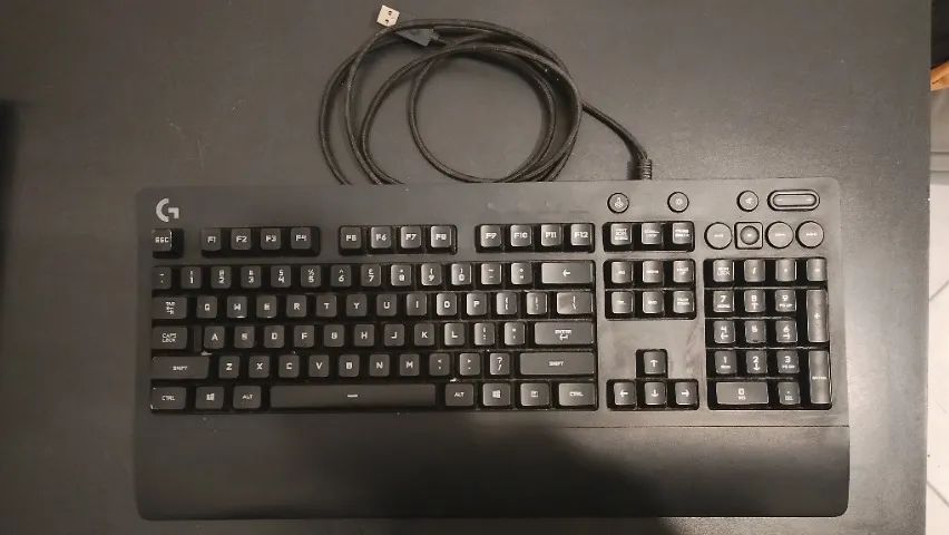 Teclado gamer logitech G213