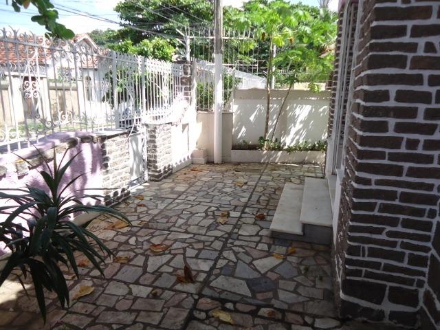 Ótima casa linear centro de terreno com 450 metros quadrados - Foto 2