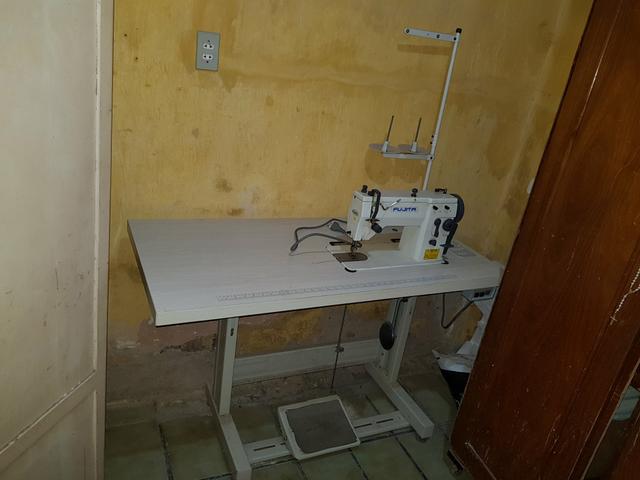 Máquina de costura Industrial completa com mesa e motor