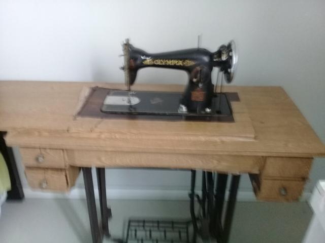 Máquina de costura antiga - Foto 2