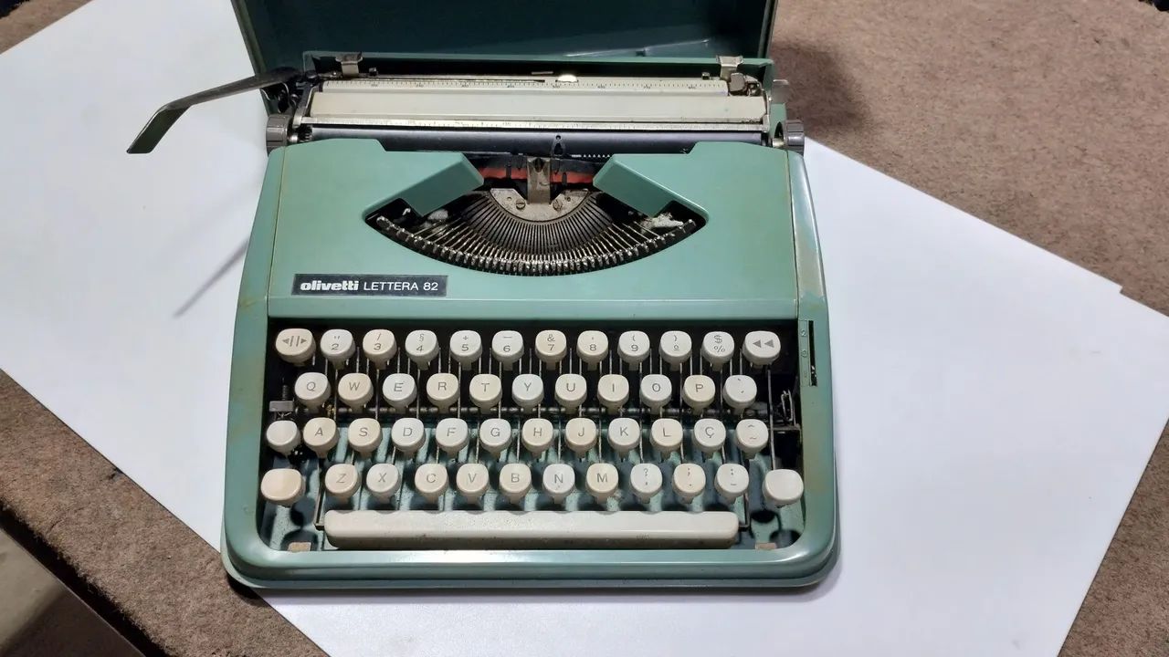Máquina de escrever Olivetti Lettera 82
