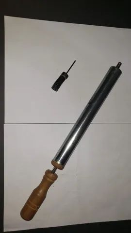 bomba em metal antiga, para encher bola com cabo de madeira