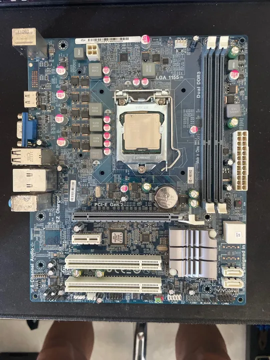 Placa Mãe LGA 1155 com processador Intel i3
