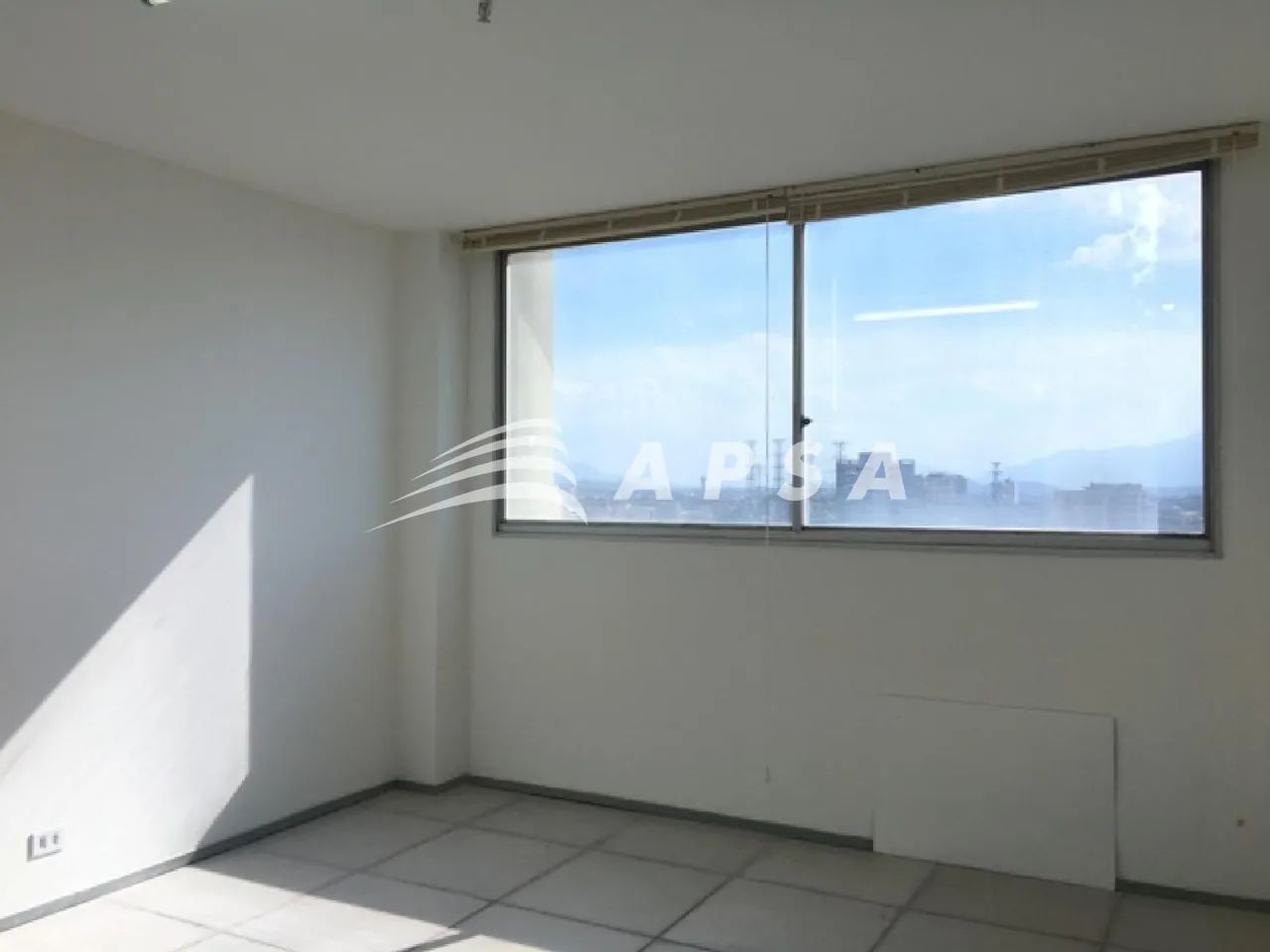 ÓTIMA SALA COMERCIAL COM 32M², BANHEIRO. ÓTIMA LOCALIZAÇÃO, VASTO COMÉRCIO, PRÓXIMO A ESTA - Foto 4
