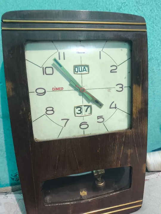 Relógio de parede antigo e charmoso