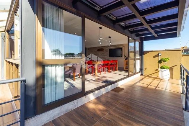 Casa com amplo pátio com piscina no bairro Guarujá. - Foto 4