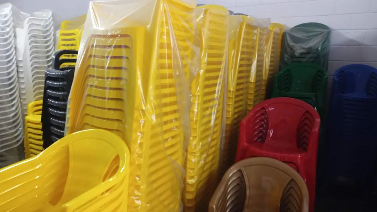 Jogo de Mesa e Cadeiras Plástico cor Amarelo padrão Skol  - Foto 3