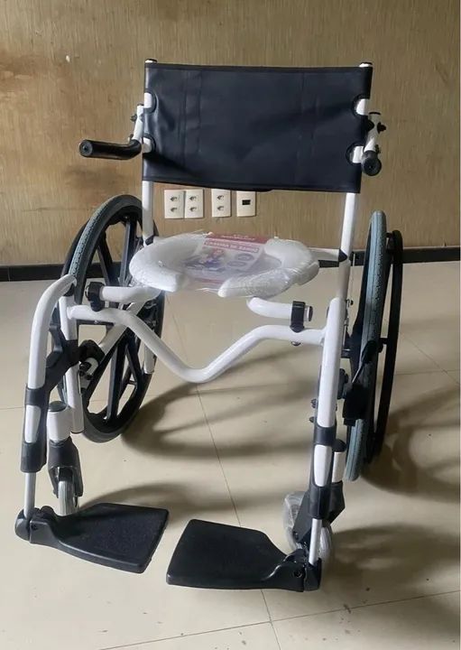 Cadeira de rodas e cadeira de banho