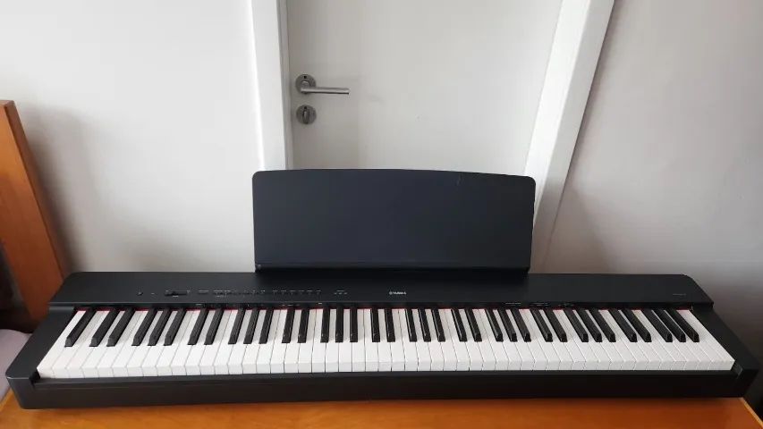 Piano Digital Yamaha P-225b Preto 88 teclas, portátil, com fonte, pedal e porta partituras