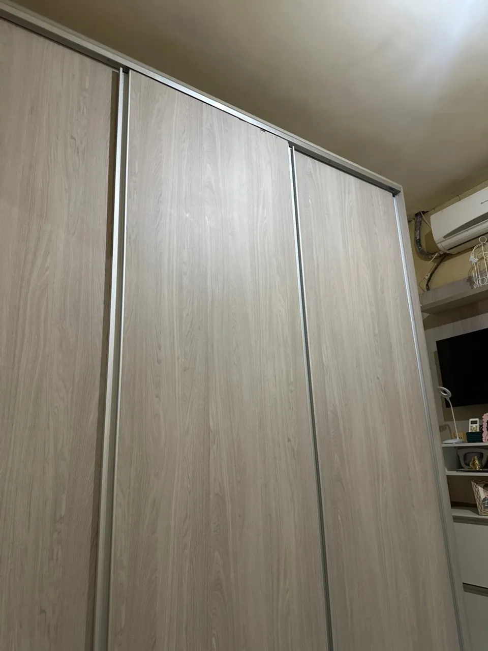 Guarda-Roupa Moderno com Design Amadeirado