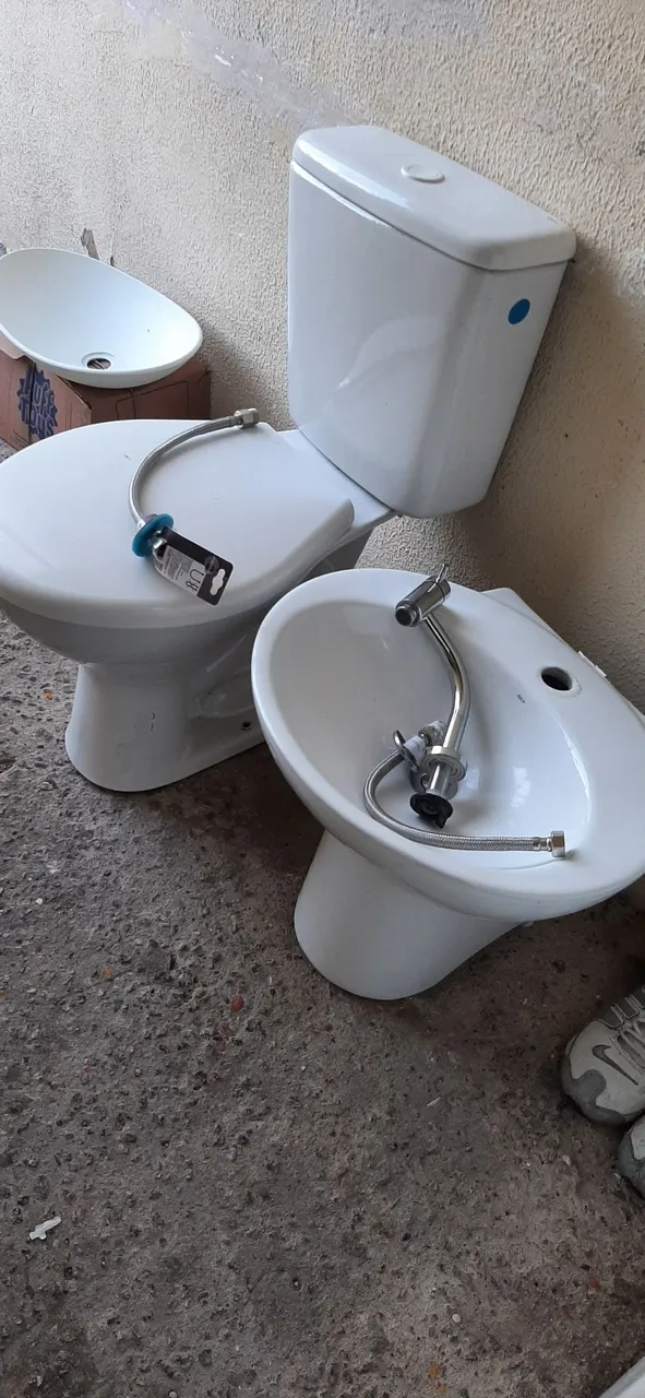 Conjunto de vaso sanitário e bidê em cerâmica